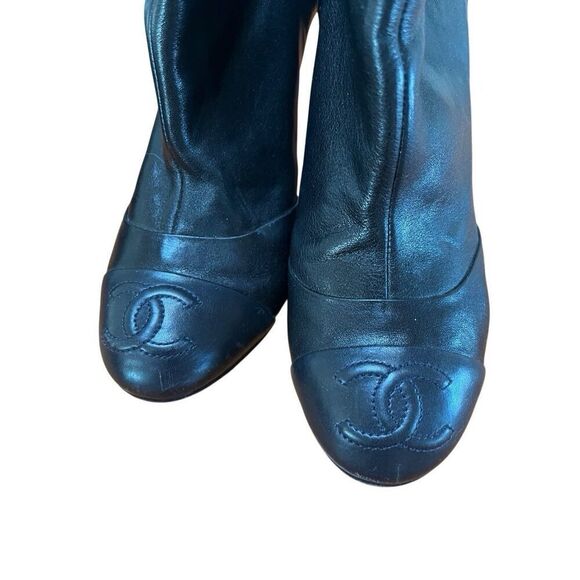 Chanel Interlocked CC Cap Toe Black Leather Ruffle Bow Ankle Boot Heels 38.5 - Picture 4 of 15